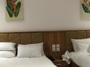 老哥越南找小姐TP啪啪 骑乘后入抱起来大力猛操呻吟娇喘非常诱人 很是诱惑喜欢不要错过