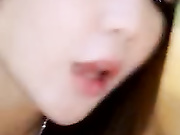 清纯小萝莉TS清幽，清新的口交技术好容易硬，口活练了好久才有今天，吃硬了被炮友轰菊花穴！