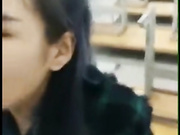 网爆门事件推特社交流出没戴胸罩的学妹和男朋友在教室啪啪对白很有内涵