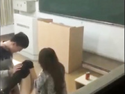 网曝门事件趴窗偸拍某院校周末教室没人斯文眼镜男学桌上啪啪白嫩美腿学妹还敢大声呻吟射完检查套套漏没