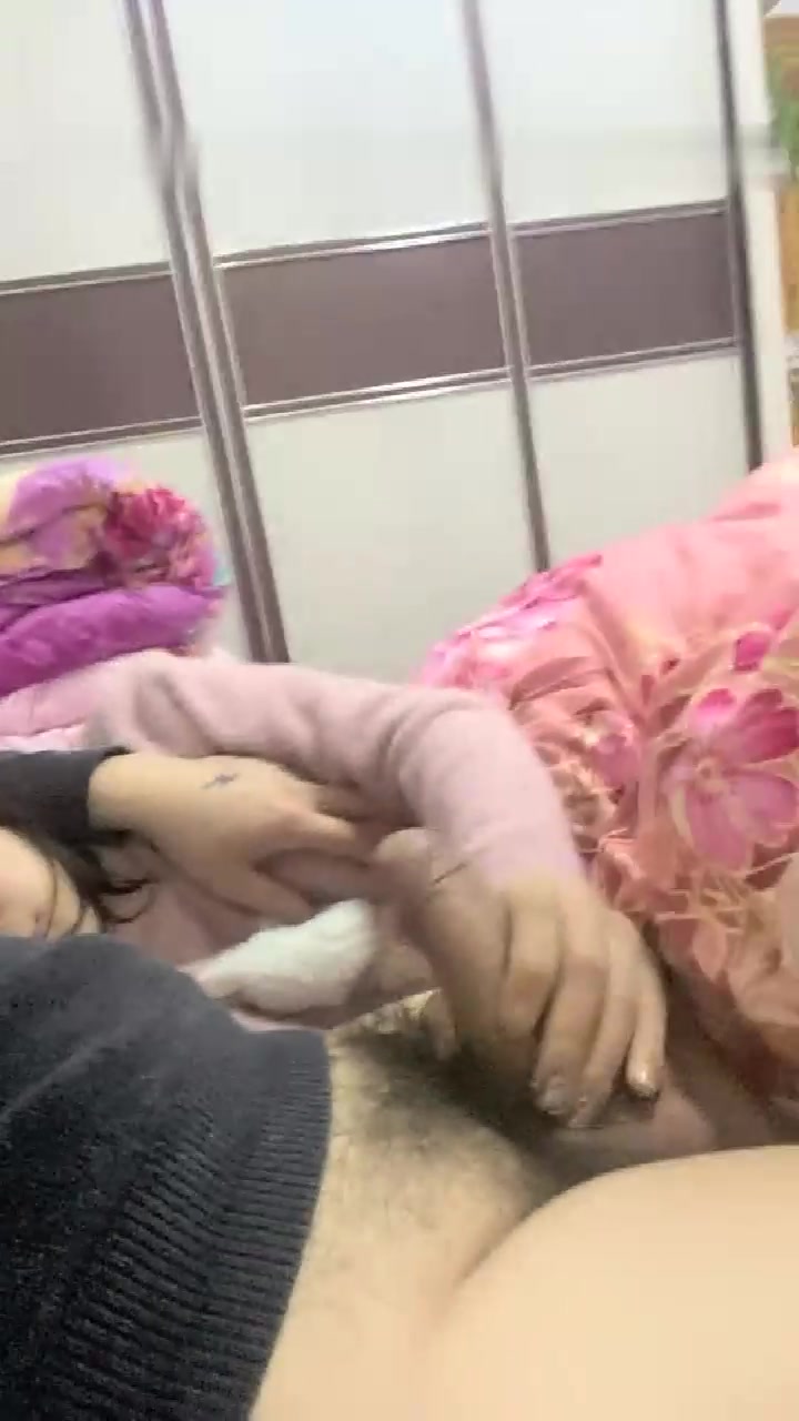 把昏昏欲睡的小女友摇醒插入，射完还要体贴的擦干净