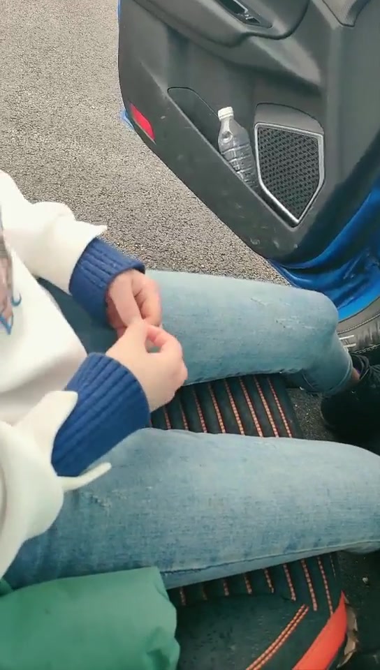 非常有才的男主播冒充抖音主持茶园套路正在摘野菜乳臭未干的高二学妹到车上啪啪，对白非常精彩