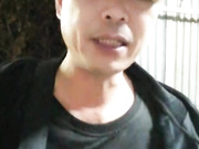 扶贫探花凌晨把睡眼惺忪的嫩妹摸醒，抠弄鲍鱼高频抽插