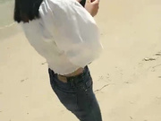 高颜值妹子沙滩边闲逛，找了个没人的地方口交最后口暴