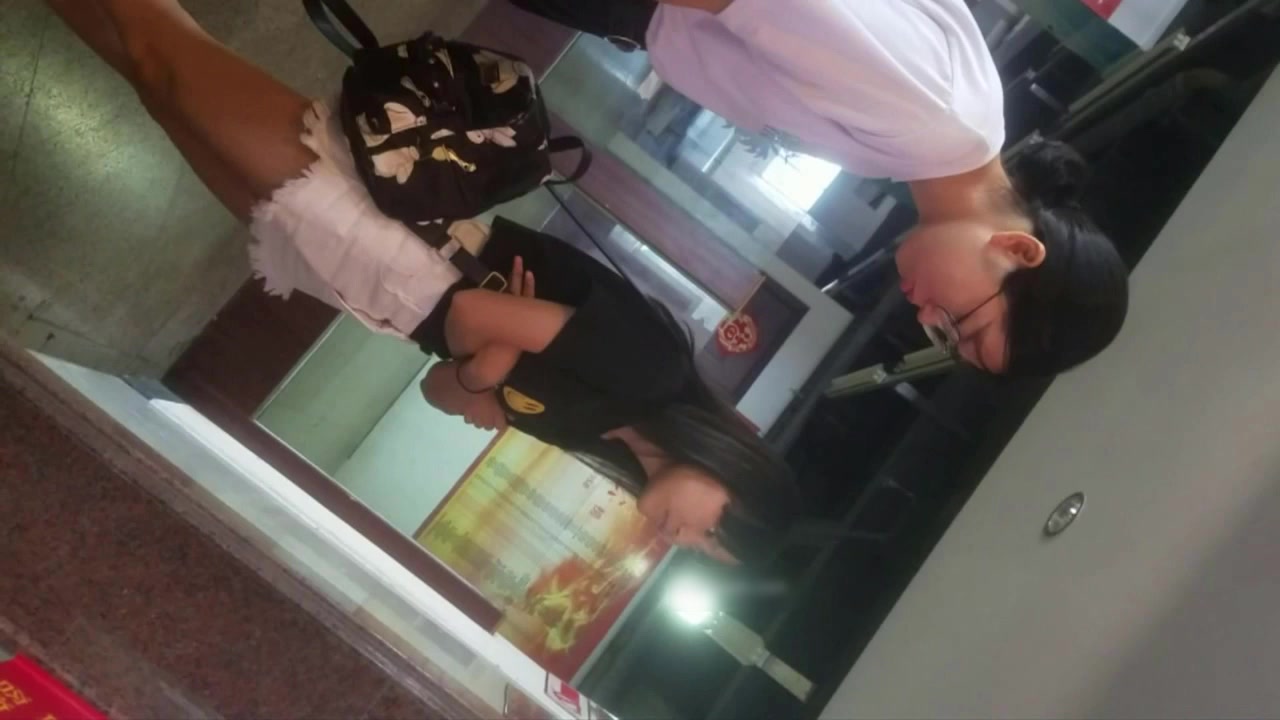尾随两个等电梯的妹子进厕所偷窥白短热裤青春靓丽的美女嘘嘘几滴尿液粘在内裤上特性感
