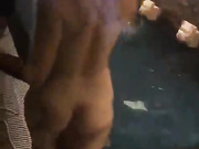 网曝门事件高级私人会所几个醉酒男追着裸体三陪小姐到浴池跌入水中