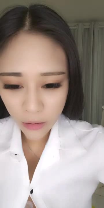 内裤再美只能装逼一个欠操的女人露脸与小哥激情啪啪，口活激情被草半天还不满足，自己道具自慰喷水真刺激
