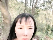 鸭舌帽苗条妹子【小乳猪】和炮友户外小树林啪啪，口交后入抽插呻吟娇喘