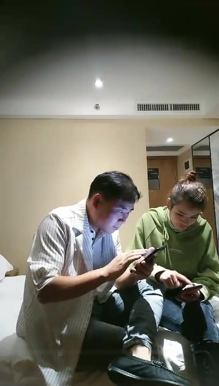 野狼出击搞完少妇再找小姐TP啪啪，绿衣苗条妹子大力猛操呻吟