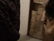 骚货娘们夜晚寂寞难耐，勾搭邻居到顶楼打炮，上来就吃鸡脱裤子做爱 姿势淫荡这么呻吟 也不怕有人偷看！