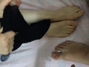 外表清纯可爱眼镜妹与男友家中爱爱自拍