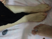 样子可爱的19岁闷骚眼镜妹子穿上黑丝被男炮友用手指抠出水吹硬鸡巴骑坐