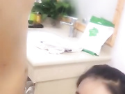 挺会享受的90后小情侣酒店开房直播啪啪床上干到浴室我草苹果手机往地上摔