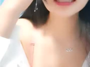 一天不挨草浑身都难受的女人露脸约炮附近的人，大哥躺在床上享受小少妇的口活服务，大鸡巴各种体位把少妇干的浪叫不止