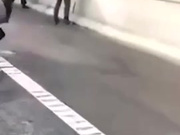 女人在高速上随地小便