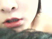 大奶子骚人妻站着让男炮友吃奶子玩骚逼，自己掰着让大鸡巴抽插，淫声浪语呻吟说你插得好深啊太爽了高潮喷水