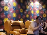 色眯眯的眼镜胖领导KTV包房约了两个女人唱一会喝点酒来情绪了被两个妹子按倒扒光沙发上肉战对白搞笑
