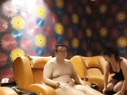 色眯眯的眼镜胖领导KTV包房约了两个女人唱一会喝点酒来情绪了被两个妹子按倒扒光沙发上肉战对白搞笑