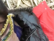 与性经验不是很多的腼腆农村妹子户外玉米杆堆上教她如何口交啪啪轻轻一搞就出淫水对白淫荡