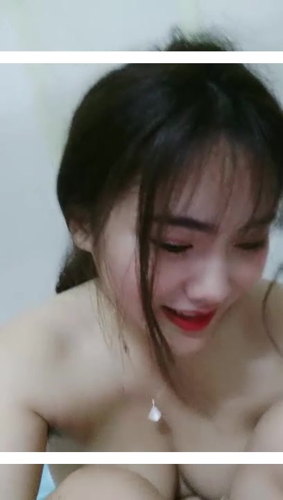 颜值不错的小淫娃露脸床上脱光勾搭小哥哥，揉着奶子玩舌吻口交起来也很疯狂，迫不及待要求大哥插入骚逼呻吟
