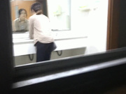 大神潜入大夏女厕蹲守全方位偷拍四位美女浑圆白臀美穴镜子中拍脸