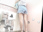 游泳馆女卫更衣间全景偸拍几位年轻美少女嘘嘘及换泳衣美女大长美腿阴毛很长