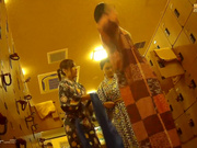专业盗站新流出女偷拍客潜入洗浴中心更衣室四处游走近距离偷拍女顾客换衣服