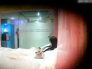 样貌漂亮清纯又水嫩的年轻美女酒店被男友压平双腿用力抽插,每一下都用力的干到底,操的嗷嗷叫!