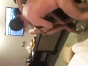 最新门事件刘姓老板和秘书酒店开房被媳妇带着亲友团抓包不让穿衣服围殴