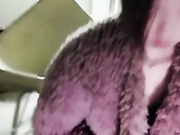 这女主播也真够绝的为了以后能在网吧直播居然色诱保安到值班室啪啪干完用口罩擦内射