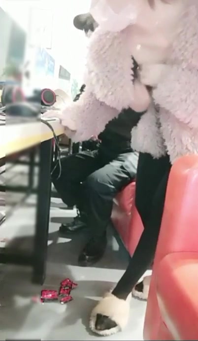 这女主播也真够绝的为了以后能在网吧直播居然色诱保安到值班室啪啪干完用口罩擦内射