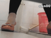 校园坑神潜入国内某高校女厕所隐藏隔间连续偸拍课间出来大小便的学生妹有位妹子双手不停掰B不知道在干什么