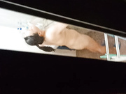 偷拍楼下邻居少妇洗澡奶头粉粉的真大