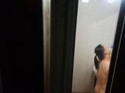 偷拍楼下少妇澡奶子真好看……
