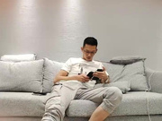 AV鸭哥探花约了个紫裙妹子沙发上操，舌吻近距离特写口交扣逼猛操_ev
