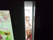 偷拍楼下邻居少妇洗澡
