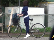 盗站最新户外拍清纯校服学生妹放学后发骚自行车座磨蹭阴部感觉不过瘾找个没人地脱光下体使劲抠高潮喷水