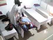 中医按摩养生馆丰满大奶熟女骗丈夫去按摩却享受猥琐老中医舔逼扒光啪啪服务肏了3次过足了瘾