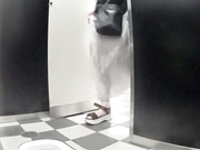 廁拍大神潛入商場公共衛生間全景偸拍好多年輕氣質美女如廁 動作優雅顏值身材看得讓人欲火焚身 原版高清