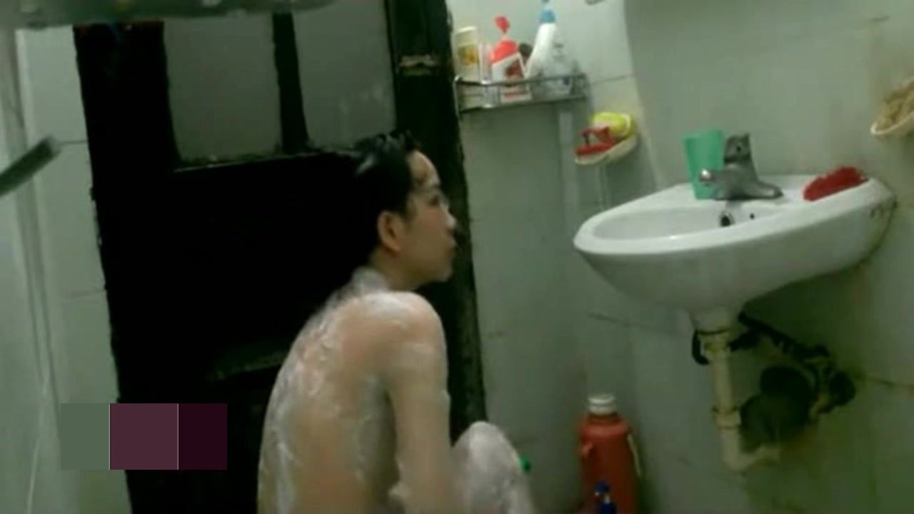 【全網推薦】趴窗窺視良家人妻少婦洗浴護膚 雪白肌膚堅挺美乳看得讓人欲火焚身 原版高清