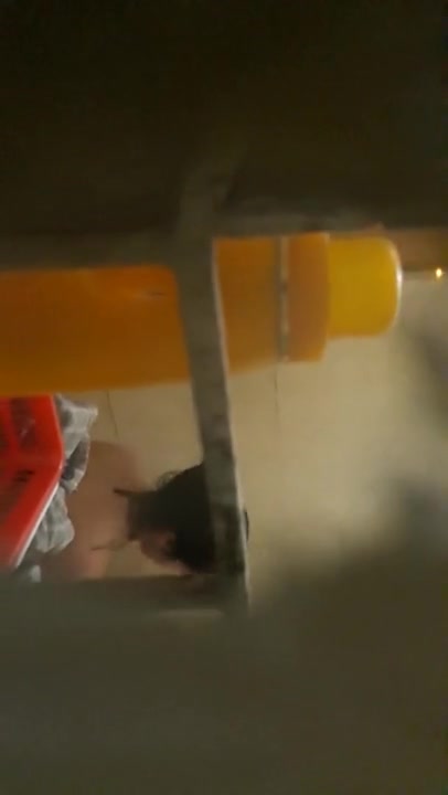 窗外近距離拍攝隔壁出租屋在超市上班的小姐姐沐浴更衣 苗條身材天然美乳看得誘惑十足 720P高清