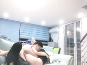 口味有点屌的《山鸡探花》约炮30多岁的饥渴良家少妇在家里客厅沙发上激情啪啪_ev