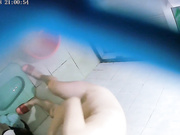 近距离针孔拍摄风韵犹存少妇洗澡