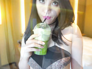 女人味十足丰乳肥臀美女模特丹丹酒店大尺度私拍黑丝吊带高跟鞋被摄影师用遥控跳蛋玩逼女上位啪啪啪