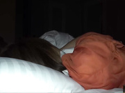 怪盗迷J系列未公开版美女约见网友带着闺蜜结果双双被套路晕倒带到酒店扒光玩弄肏完一个肏另一个