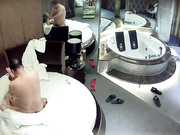 情趣酒店水滴摄像头偷拍秃顶中年男和情人啪啪没控制住内射了被脚踹对白清晰