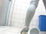 【全網推薦】【學校教師專廁】好像知性的女性都喜歡反蹲著撅著屁股噓噓 粉嫩的菊花和木耳盡收眼底 原版高清