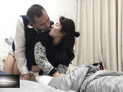 【全網推薦】【百度雲盤不慎泄密系列】韻味輕熟人妻趴床上被猥瑣大叔後入猛烈抽插 呻吟誘人 原版高清