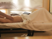 《女子養生SPA》私密保健會所現場直播漂亮氣質少婦帶著水果來找帥氣男技師全身推油SPA按摩 受不了爽到啪啪才能瀉火 國語對白