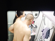 偷看楼上年轻夫妻洗澡最后被发现了